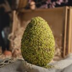 UOVO DI PASQUA ARTIGIANALE DI CIOCCOLATO AL PISTACCHIO E GRANELLA DI PISTACCHIO 450g - immagine 2